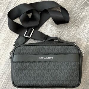 ⭐️MICHAEL KORS Kenly Large Pocket Crossbody – Black MK Signature – NWT!⭐️